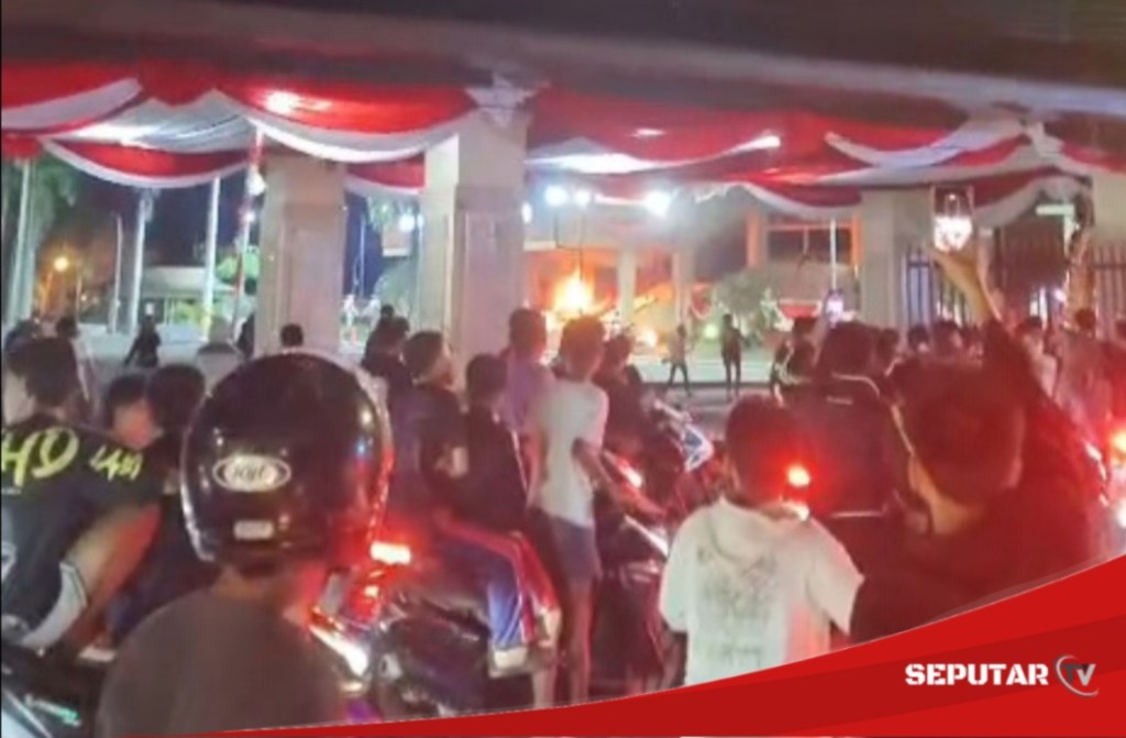 Ricuh, Kantor DPRD Dan Ditlantas Polda Sumsel Dibakar&nbsp;Massa