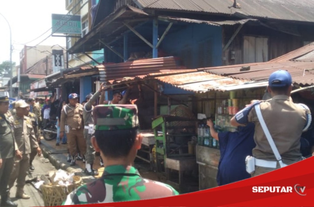Dinas Satpol PP Lakukan Penertiban Area Pasar Pulo Mas, Pegiat UMKM dan PKL&nbsp;Pasrah