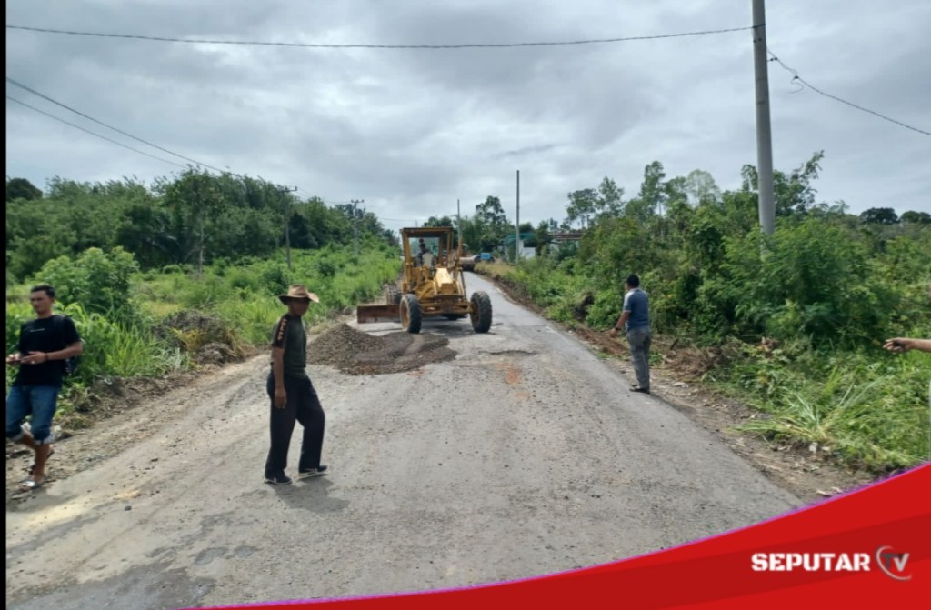 Hidayat Muhammad Terjun Langsung Perbaiki Jalan Poros Yang Rusak