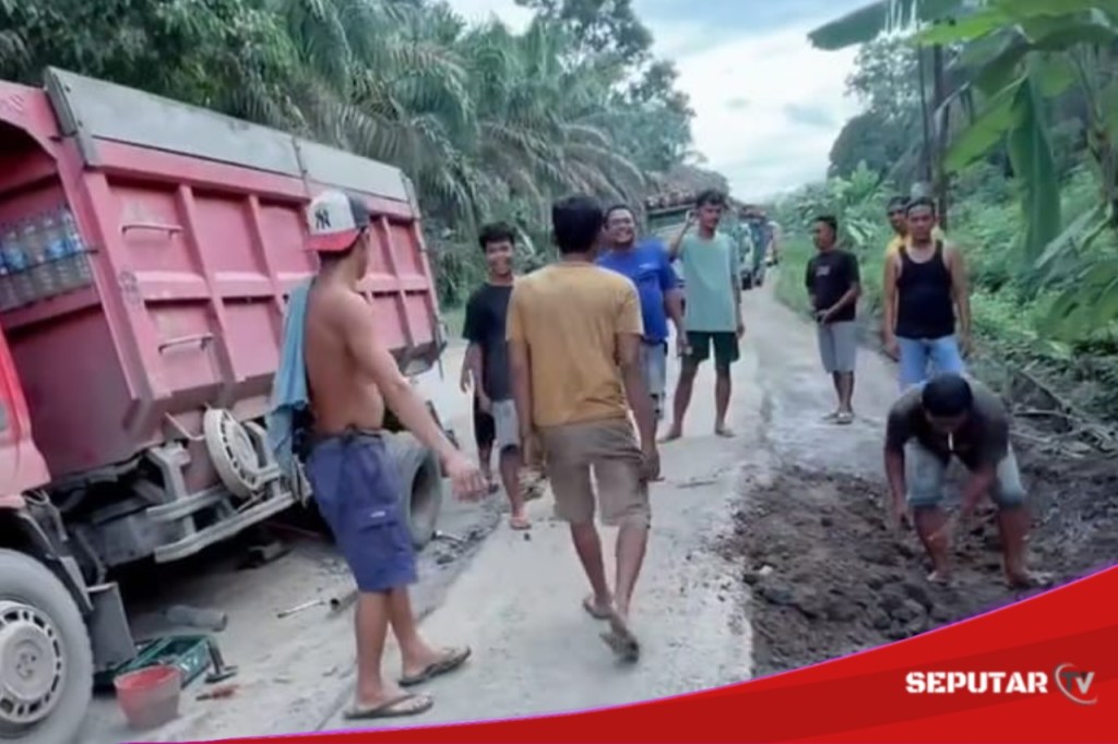 Tak Kunjung Di Perbaiki Pemerintah, Warga Dan Sopir Truk Di Musi Rawas Kompak Perbaiki Jalan&nbsp;Rusak