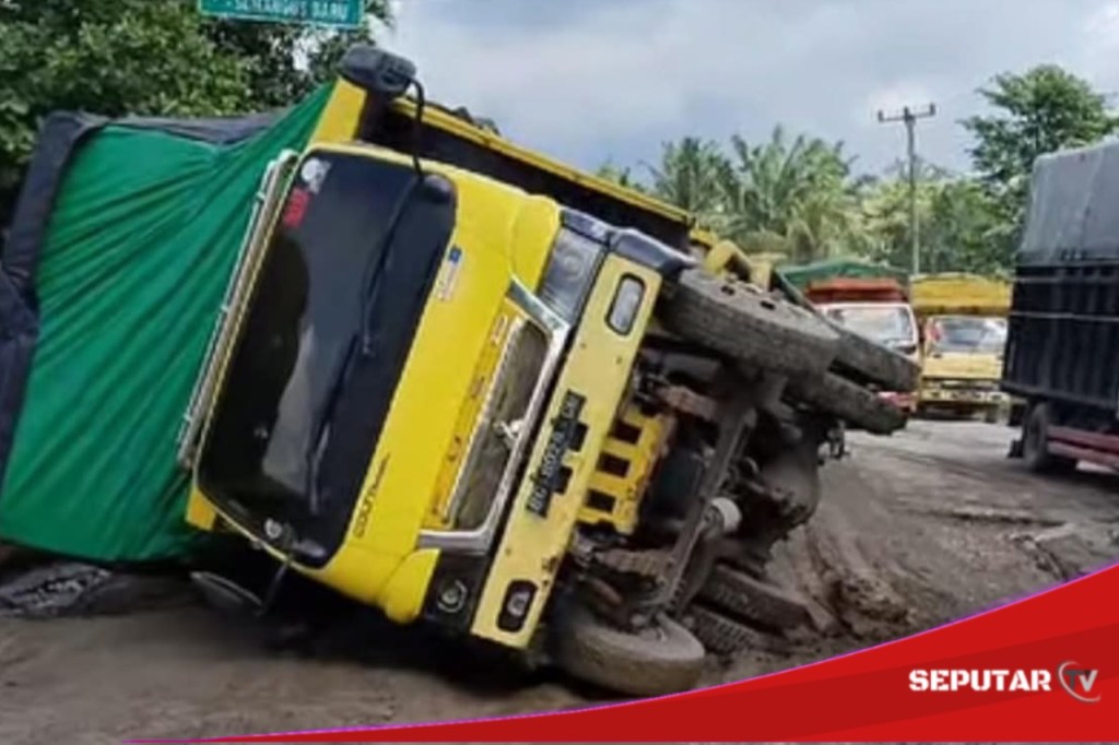 Truk Terbalik di Jalan Lintas Musi Rawas, Warga Keluhkan Kelalaian&nbsp;Pemerintah
