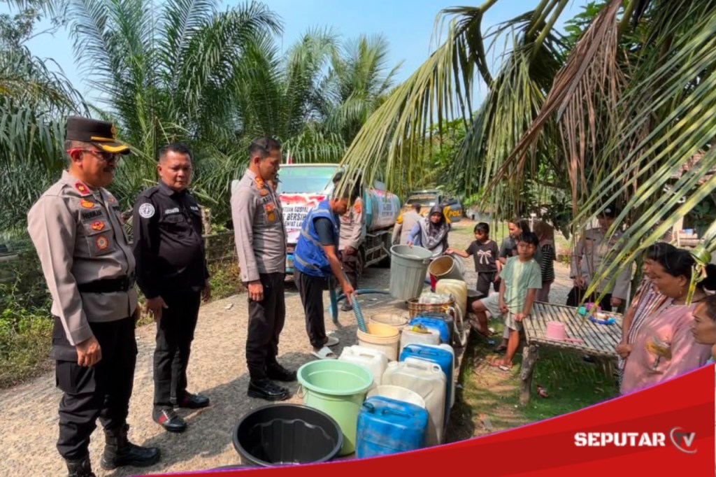 Hadapi Kemarau Berkepanjangan, Polres Empat Lawang Salurkan Air Bersih untuk&nbsp;Warga